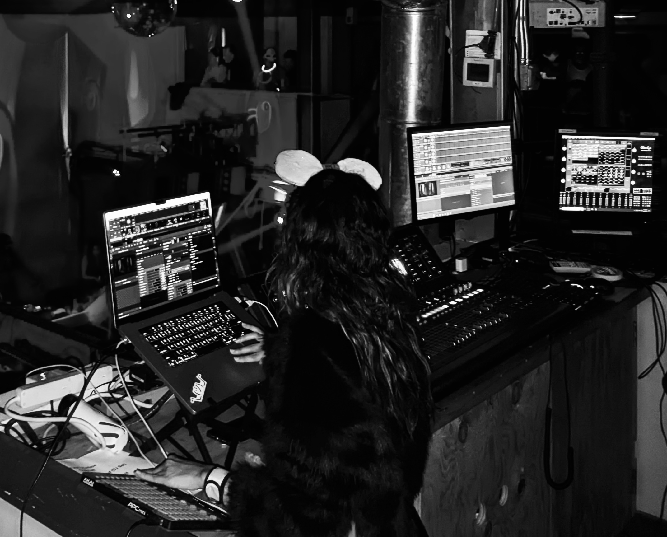 Asy Dhaif at the VJ rig